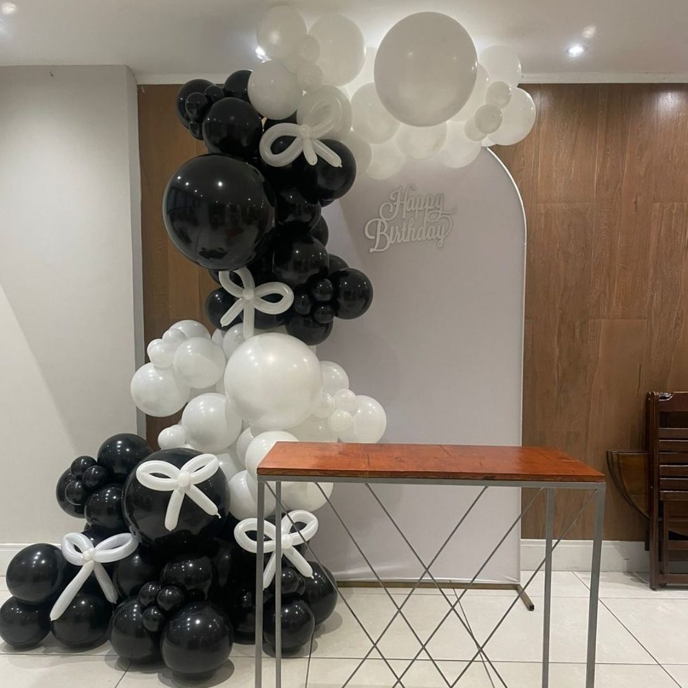 Arco de balões preto e branco — Mariazinha Balões