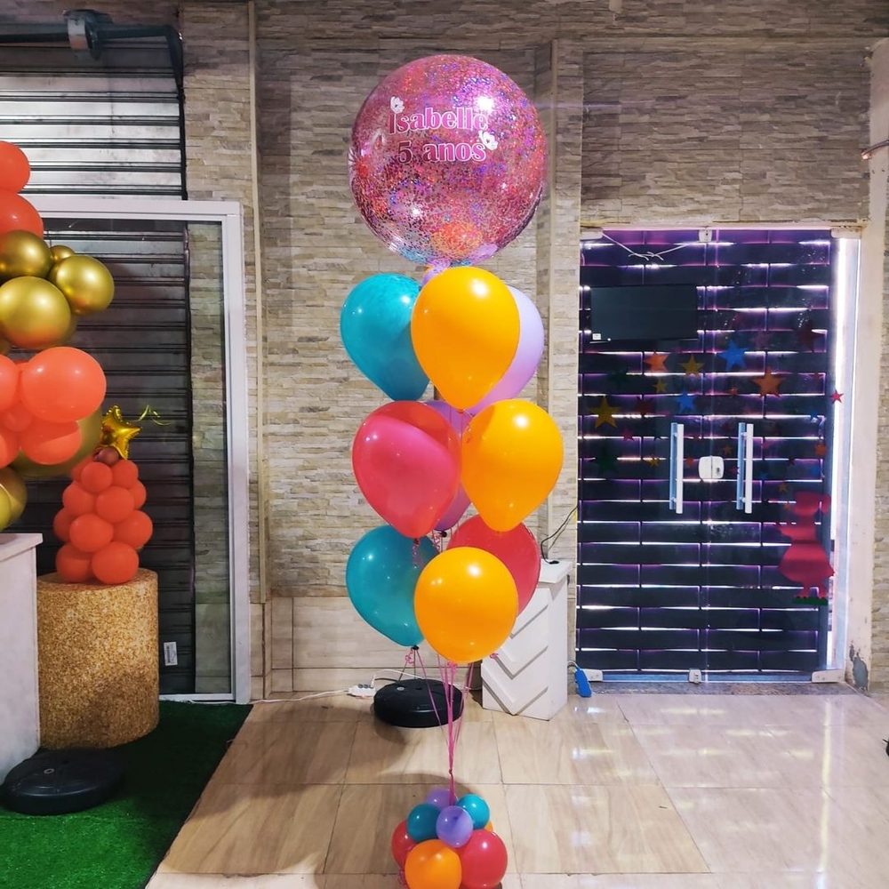 Buquê colorido com balões de gás hélio personalizado